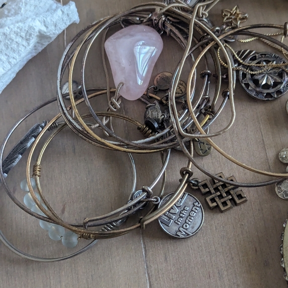 Bundle of Mixed Jewelry . Lots of wearable - Picture 5 of 7